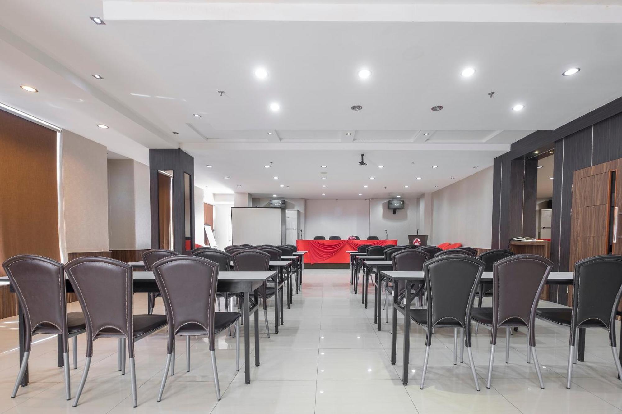 Oyo 1081 Allson City Hotel Makassar Esterno foto
