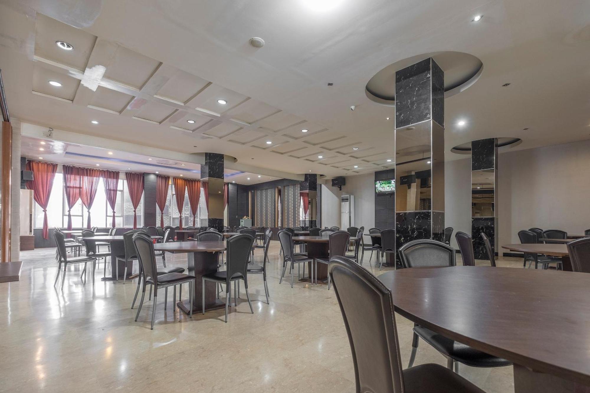 Oyo 1081 Allson City Hotel Makassar Esterno foto
