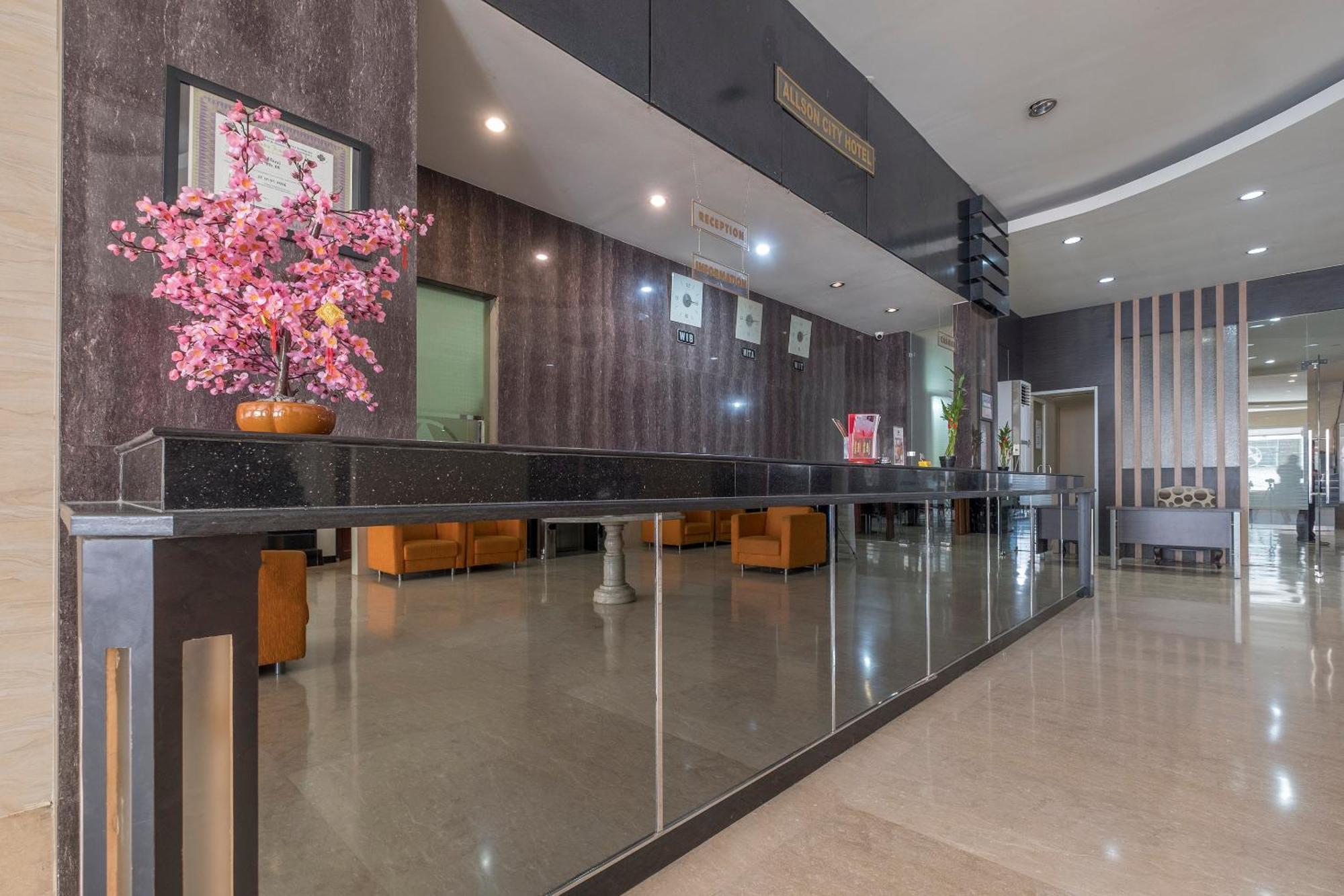 Oyo 1081 Allson City Hotel Makassar Esterno foto