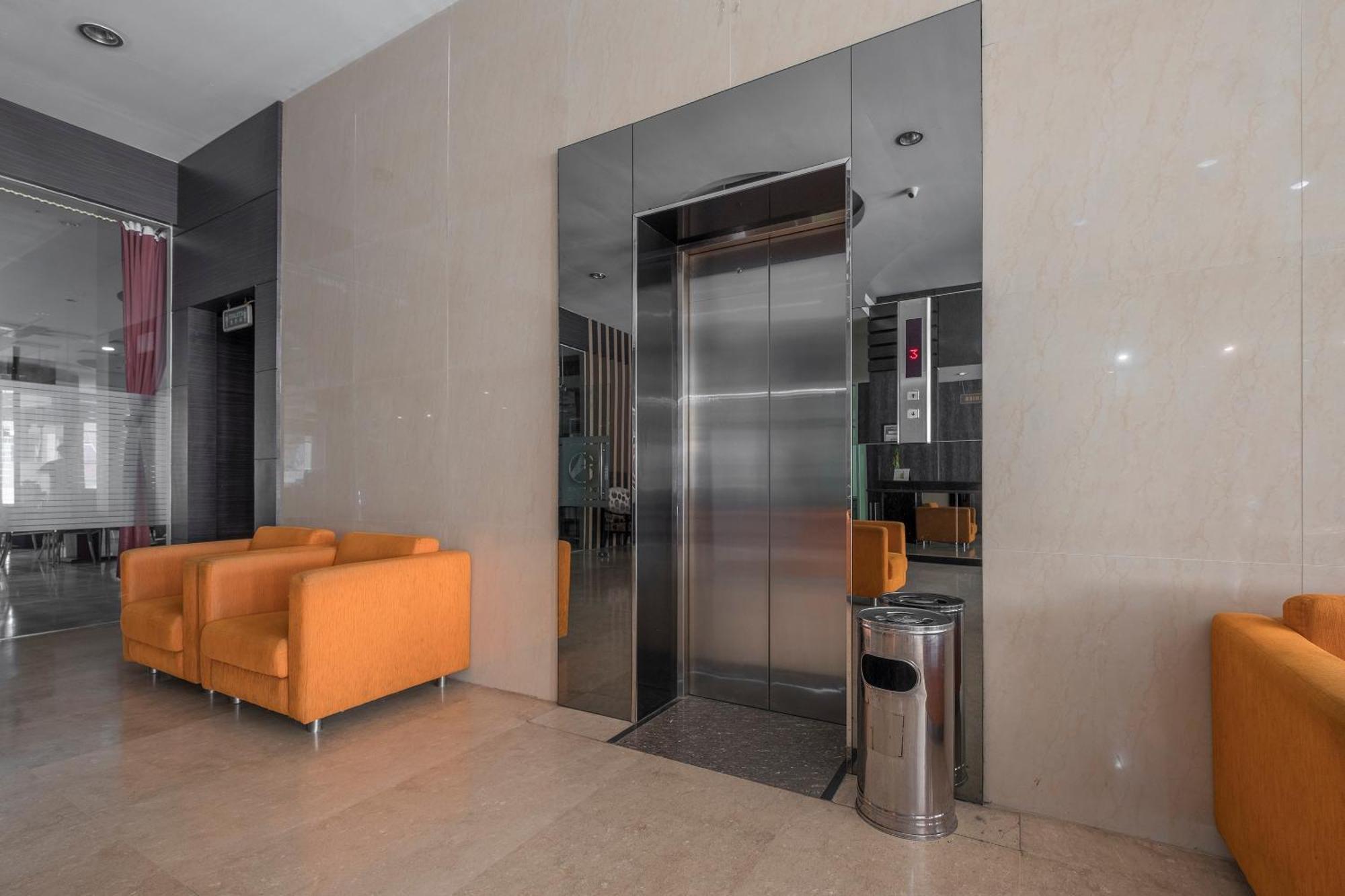 Oyo 1081 Allson City Hotel Makassar Esterno foto